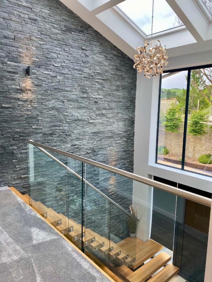 Stunning Modern Set In Beautiful Grounds. Vakantiehuis *