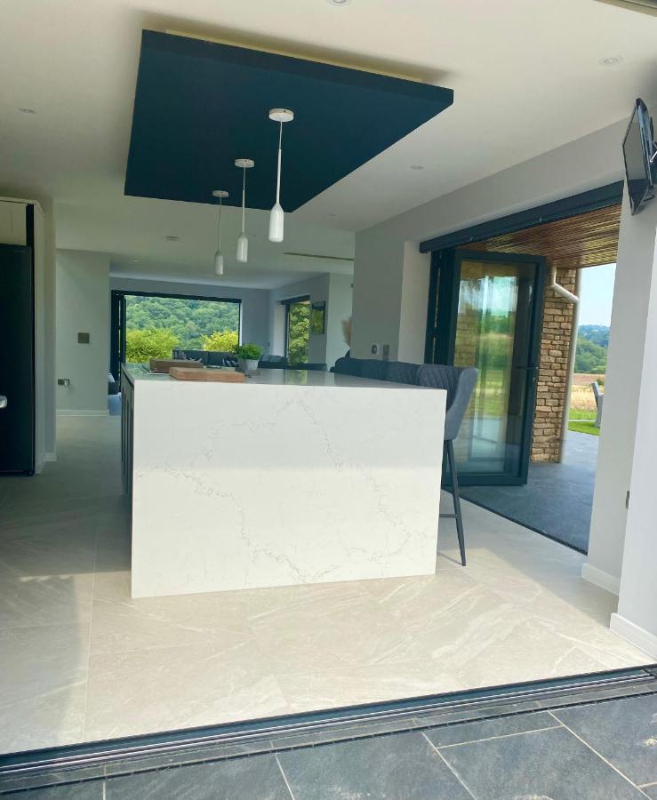 Stunning Modern Set In Beautiful Grounds. Vakantiehuis *