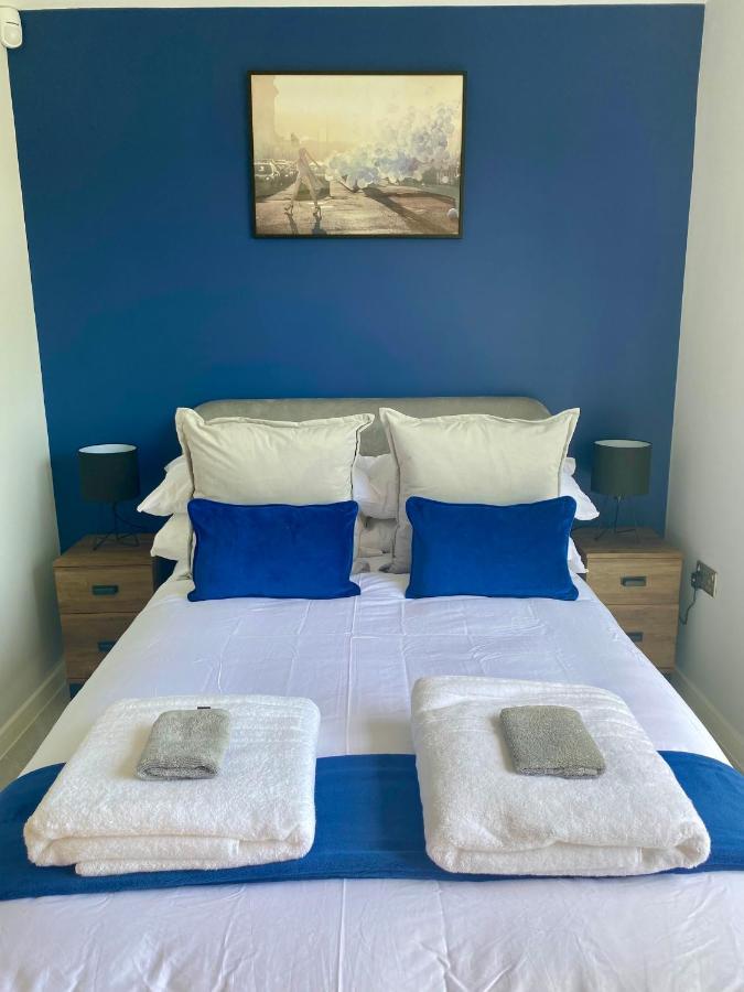 Stunning Modern Set In Beautiful Grounds. Vakantiehuis Bath