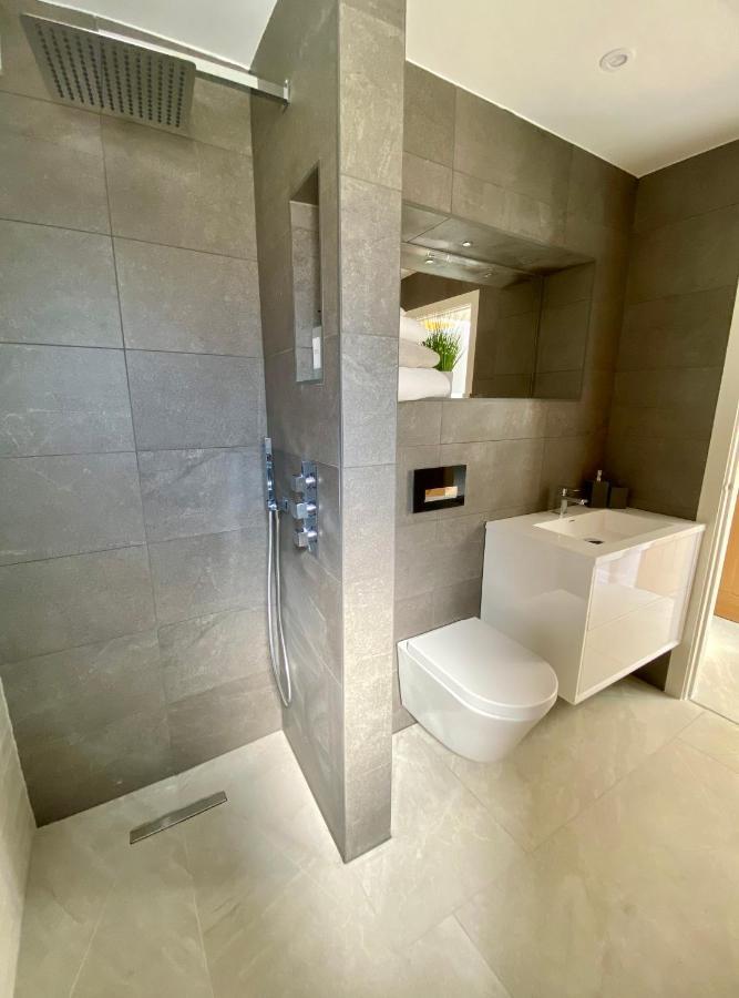 Stunning Modern Set In Beautiful Grounds. Vakantiehuis Bath