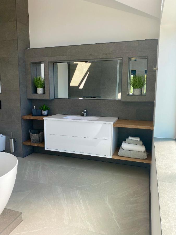 Stunning Modern Set In Beautiful Grounds. Vakantiehuis Bath
