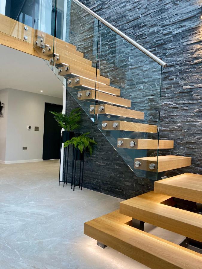 Vakantiehuis Stunning Modern Set In Beautiful Grounds. *