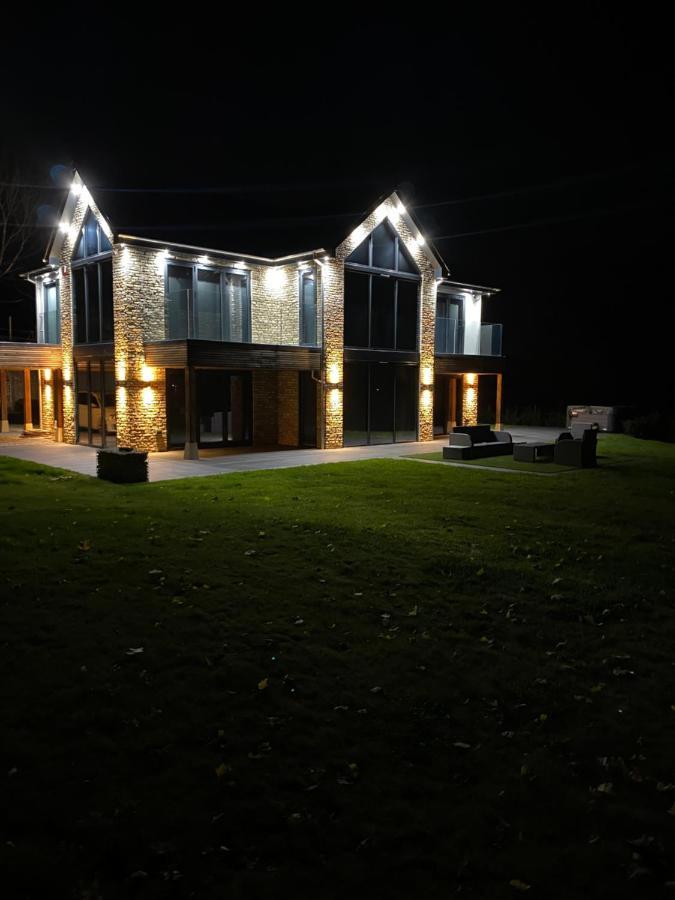 Stunning Modern Set In Beautiful Grounds. Vakantiehuis *