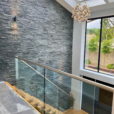Stunning Modern Home Set In Beautiful Grounds. Bath Exterior photo