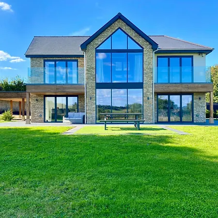 Stunning Modern Home Set In Beautiful Grounds. Bath Exterior photo