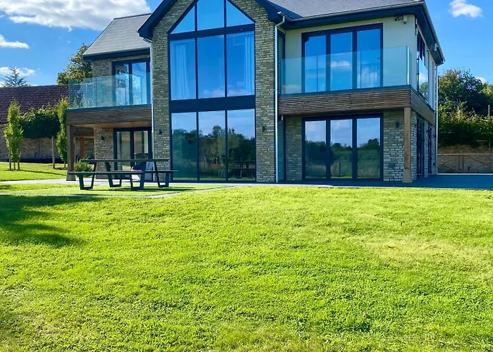 Stunning Modern Home Set In Beautiful Grounds.